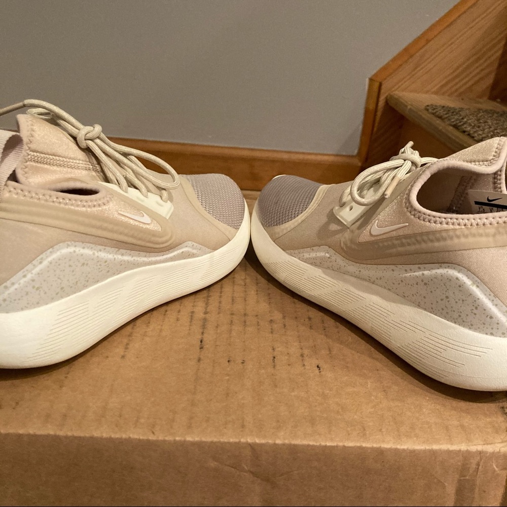 nike running sneakers - Picture 4 of 5